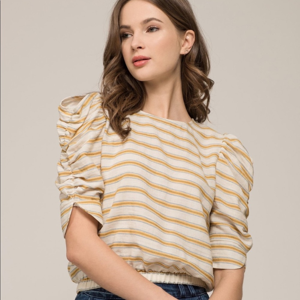 MOON RIVER ‘BACKSIDE SURPRISE’ PUFF SLEEVE TOP